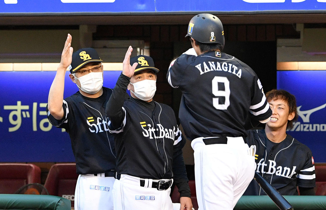 楽天対ソフトバンク　1回表ソフトバンク1死、右中間へソロ本塁打を放った柳田（手前）を出迎える工藤監督（左から2人目）（撮影・滝沢徹郎）