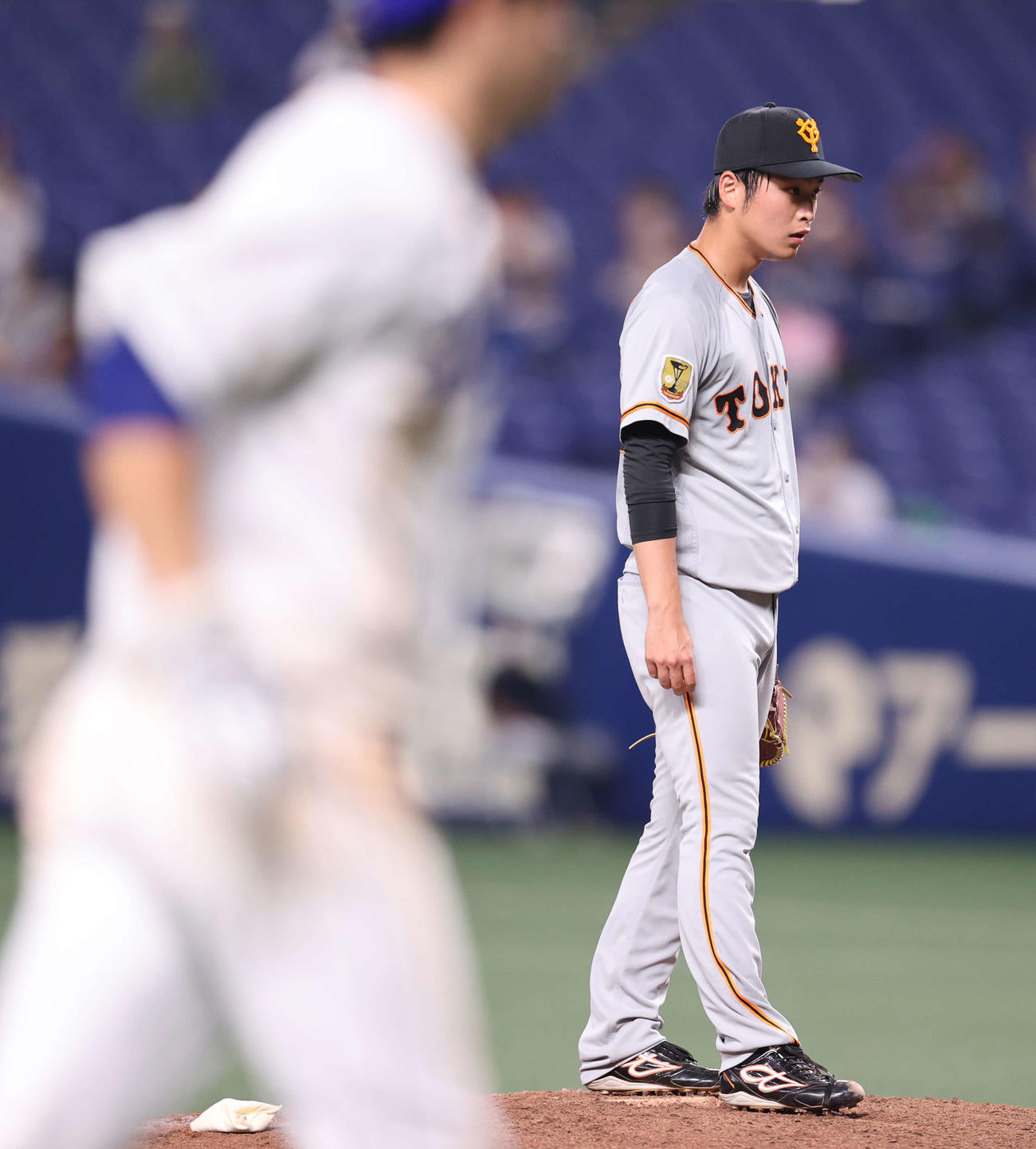 中日対巨人　7回裏中日無死一塁、阿部（手前）に2点本塁打を浴び、ぼうぜんとする沼田（撮影・河野匠）