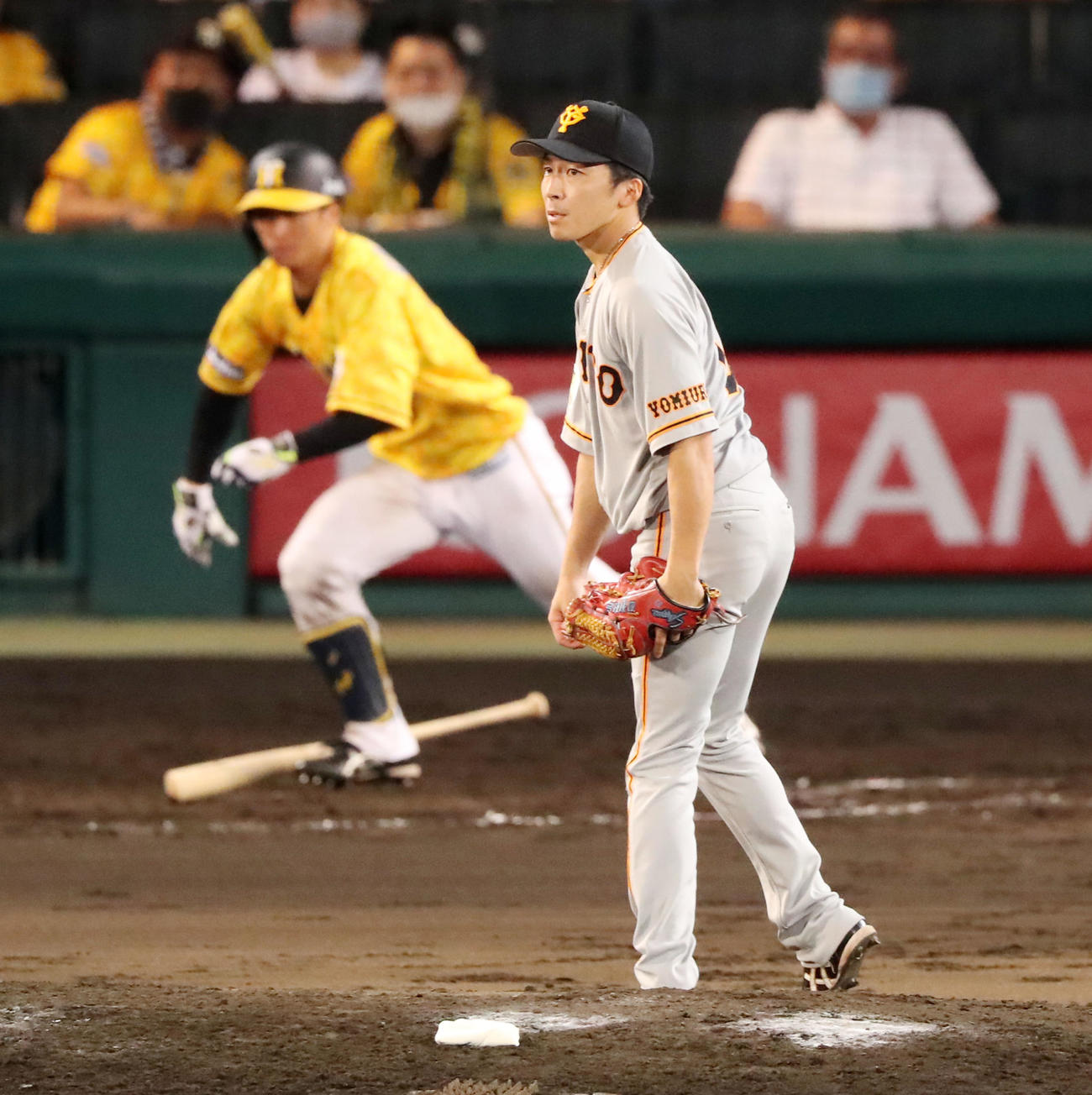 阪神対巨人　8回裏阪神1死、近本を二ゴロに打ち取る増田大（2020年8月6日）