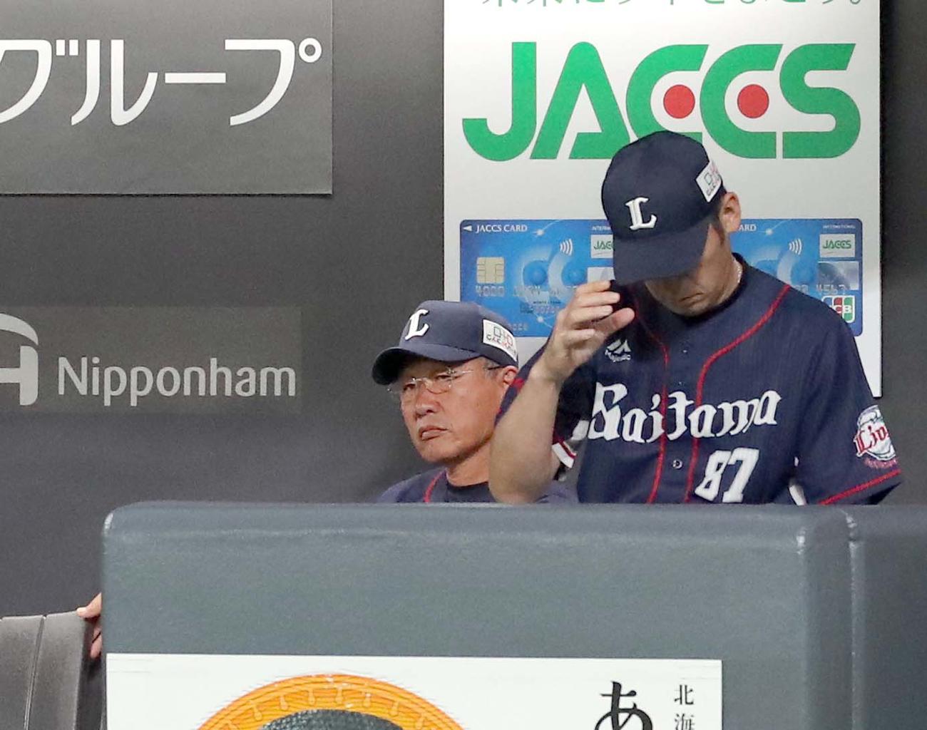 日本ハム対西武　ベンチで険しい表情の西武辻監督（撮影・佐藤翔太）