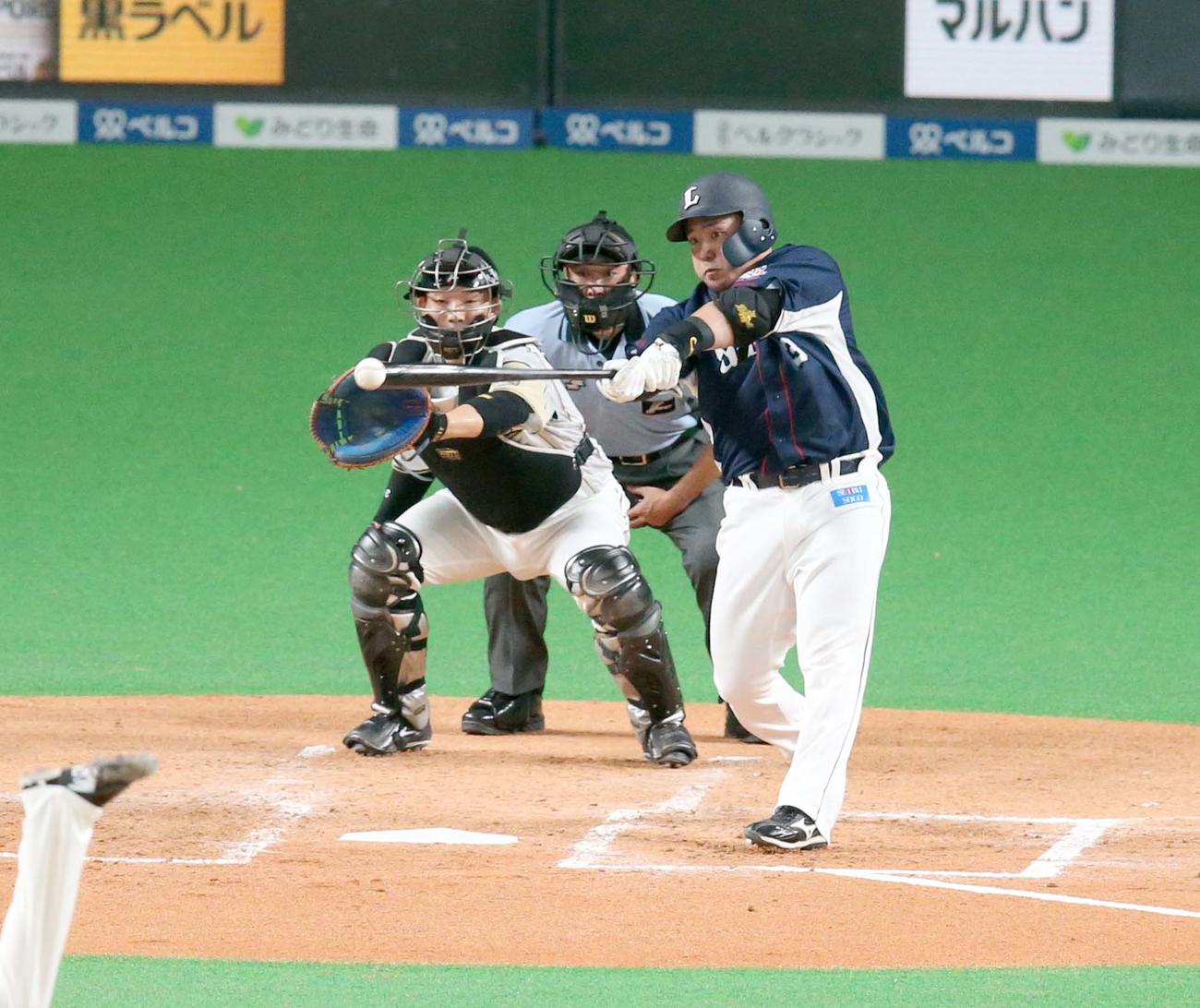 日本ハム対西武　4回表西武2死、中前打を放つ山川（撮影・黒川智章）