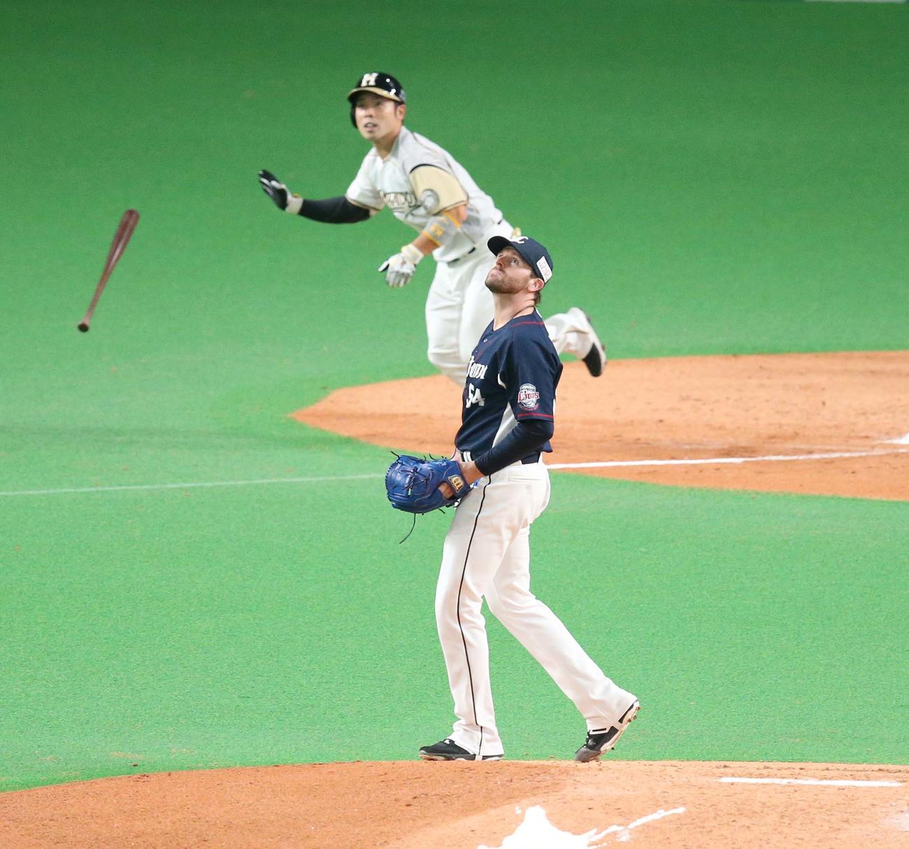 日本ハム対西武　4回裏日本ハム1死、近藤に本塁打を浴びるニール（撮影・黒川智章）