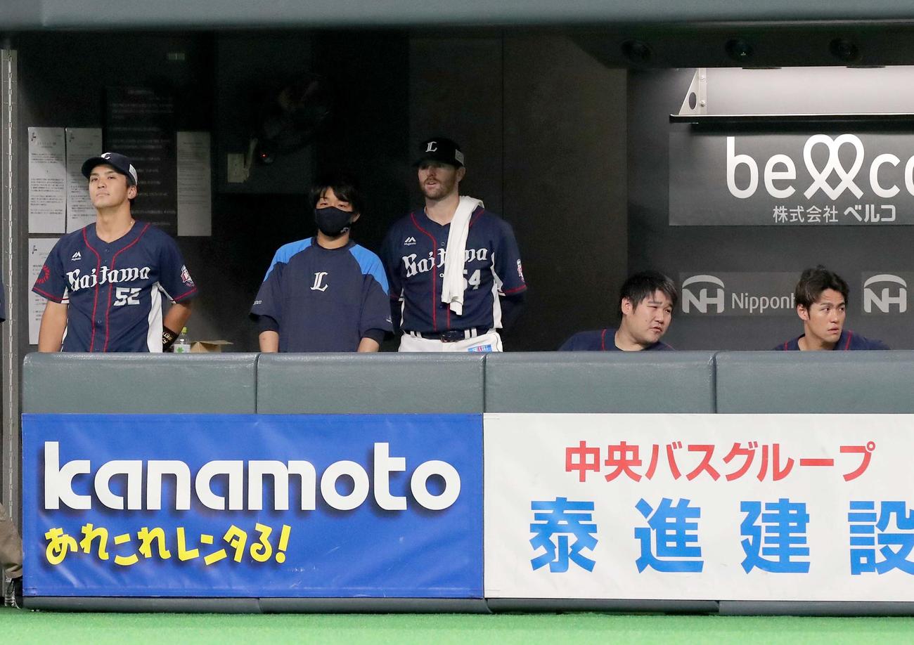 日本ハム対西武　ベンチから試合を見つめる西武ニール（中央）（撮影・佐藤翔太）