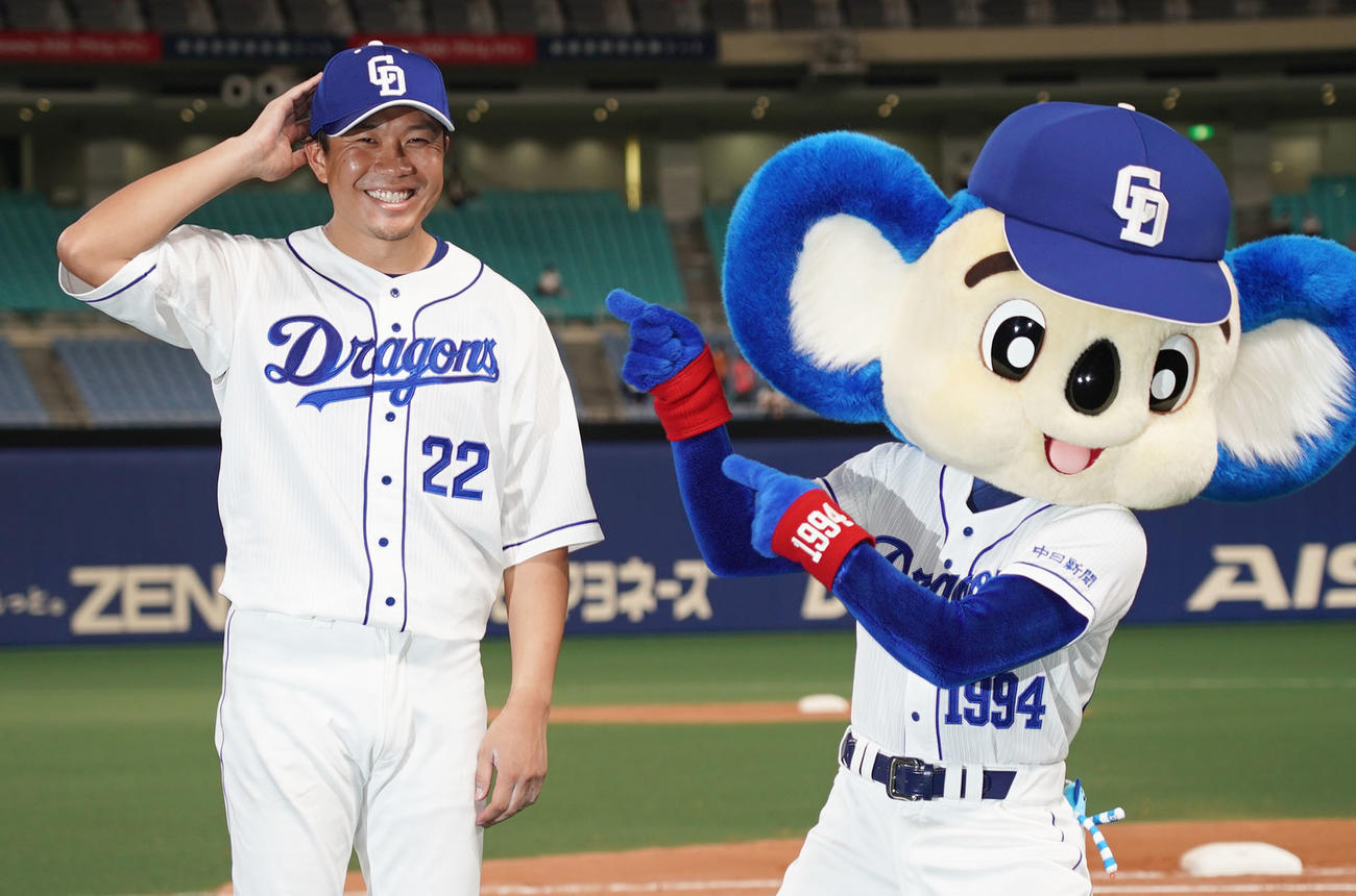 中日対巨人　ヒーローインタビューを終えドアラの祝福の祝福に笑顔を見せる完投勝利の大野雄（撮影・森本幸一）