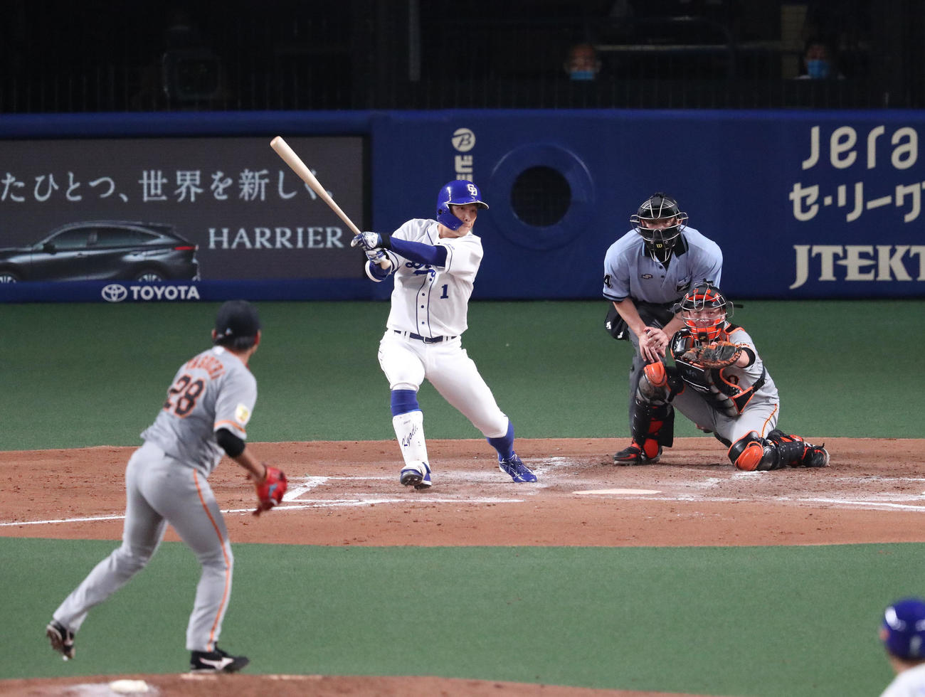 中日対巨人　2回裏中日2死二、三塁、左越えに2点適時三塁打を放つ京田（撮影・白石智彦）