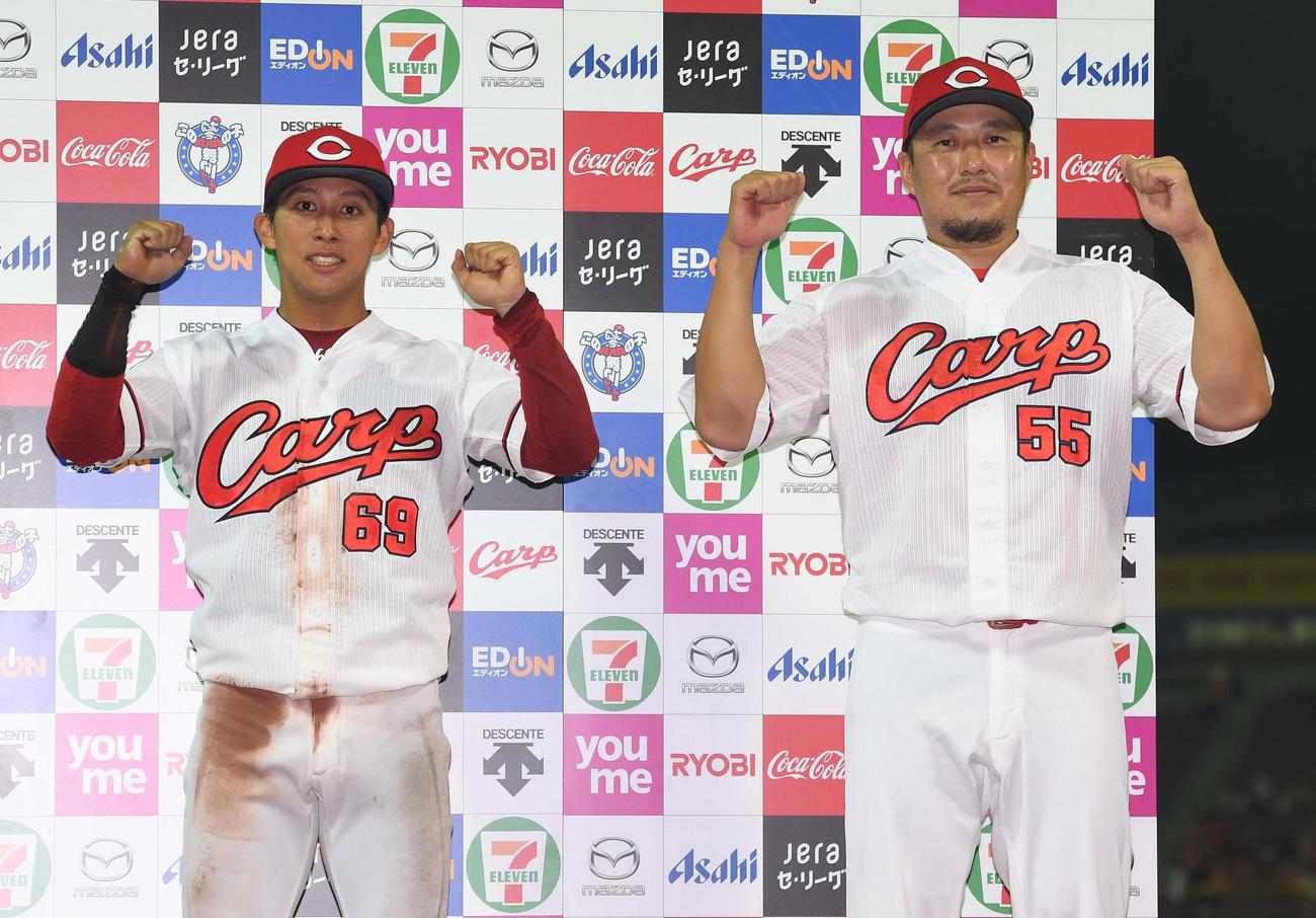 広島対阪神　お立ち台でガッツポーズする羽月（左）と松山