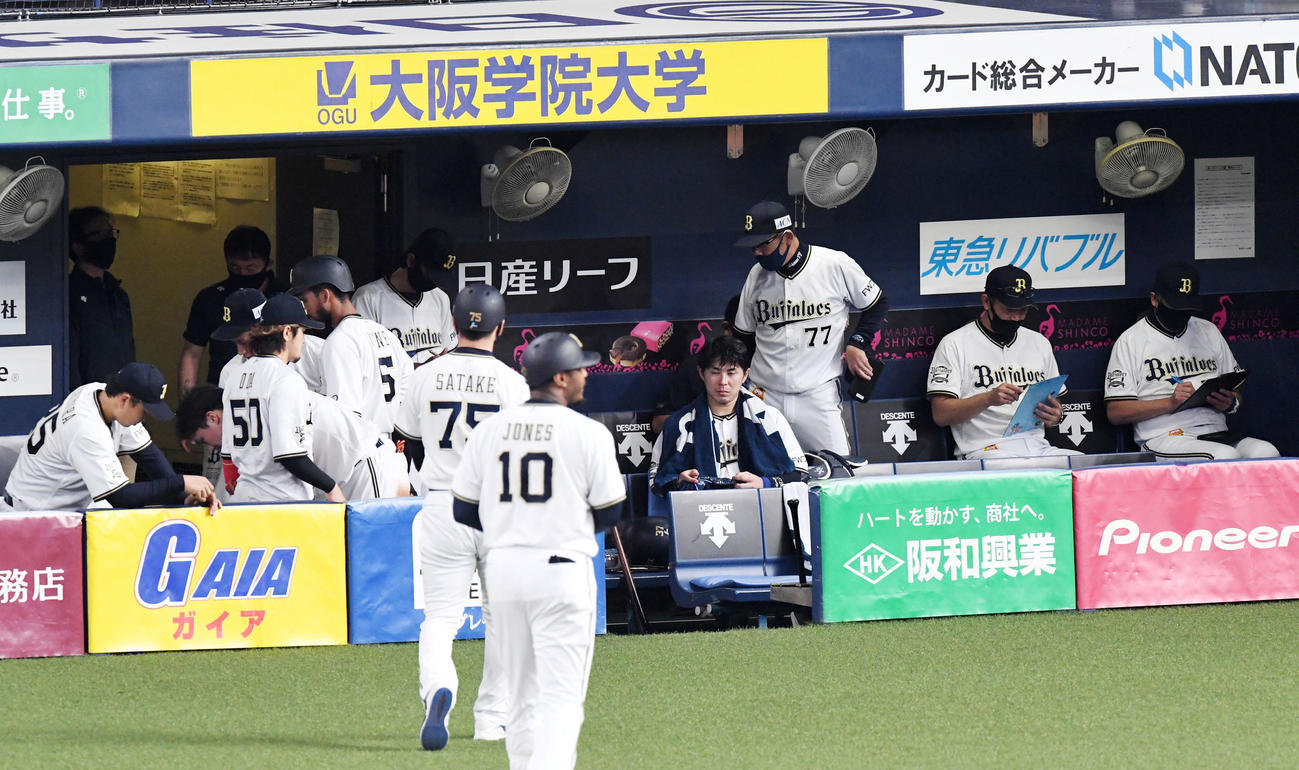 オリックス対ロッテ　ジョーンズ（背中）の二塁ゴロで試合終了、がっくりする西村監督（右から3人目）とオリックスナイン（撮影・前岡正明）