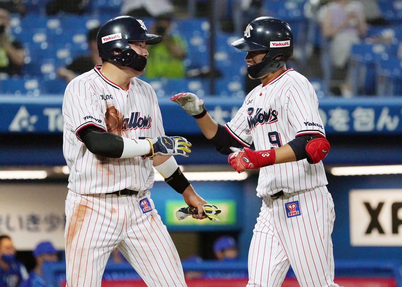 ヤクルト対DeNA　3回裏ヤクルト2死一塁、2点本塁打を放ち、村上（左）とタッチを交わす塩見（撮影・狩俣裕三）