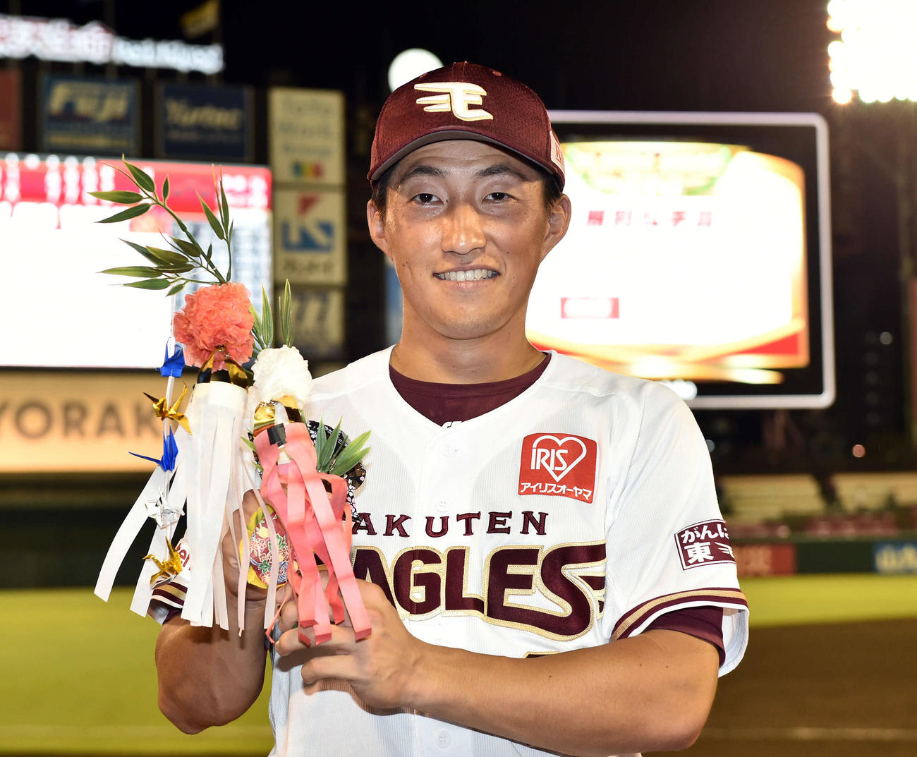 楽天対ソフトバンク　ヒーローインタビューを終え、仙台の七夕祭りの飾りを手にポーズを決める楽天小深田（撮影・滝沢徹郎）