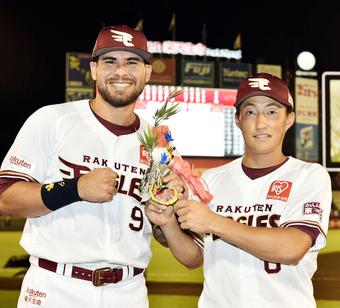 楽天対ソフトバンク　ヒーローインタビューを終え、仙台の七夕祭りの飾りを手にポーズを決める楽天ロメロ（左）と小深田（撮影・滝沢徹郎）