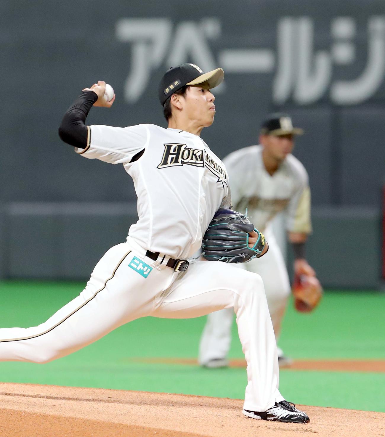 日本ハム対西武　西武打線相手に力投する日本ハム先発の杉浦（撮影・佐藤翔太）