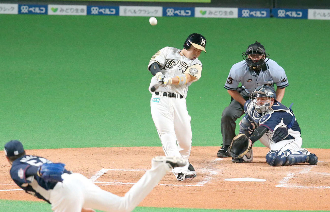 日本ハム対西武　4回裏日本ハム1死、右中間に本塁打を放つ近藤（撮影・黒川智章）