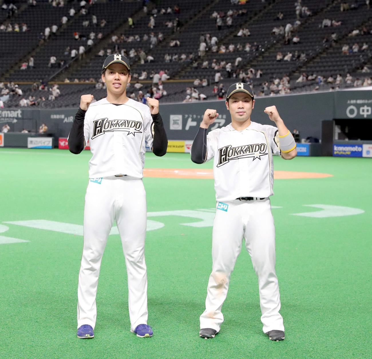 日本ハム対西武　試合終了後、記念撮影に応じる日本ハム杉浦と近藤（撮影・佐藤翔太）