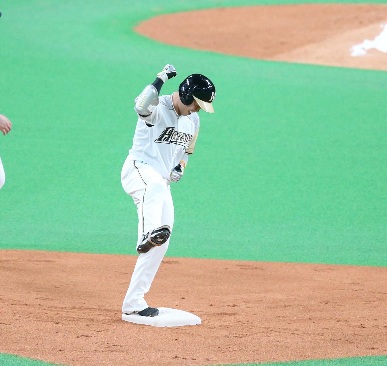 日本ハム対西武　6回裏日本ハム1死一、三塁、左中間に2点適時二塁打を放ちガッツポーズの近藤（撮影・黒川智章）