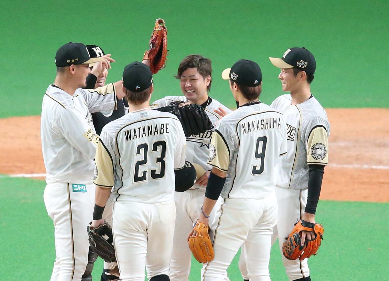 日本ハム対西武　試合後、中田にグラブで頭をたたかれる堀（撮影・黒川智章）