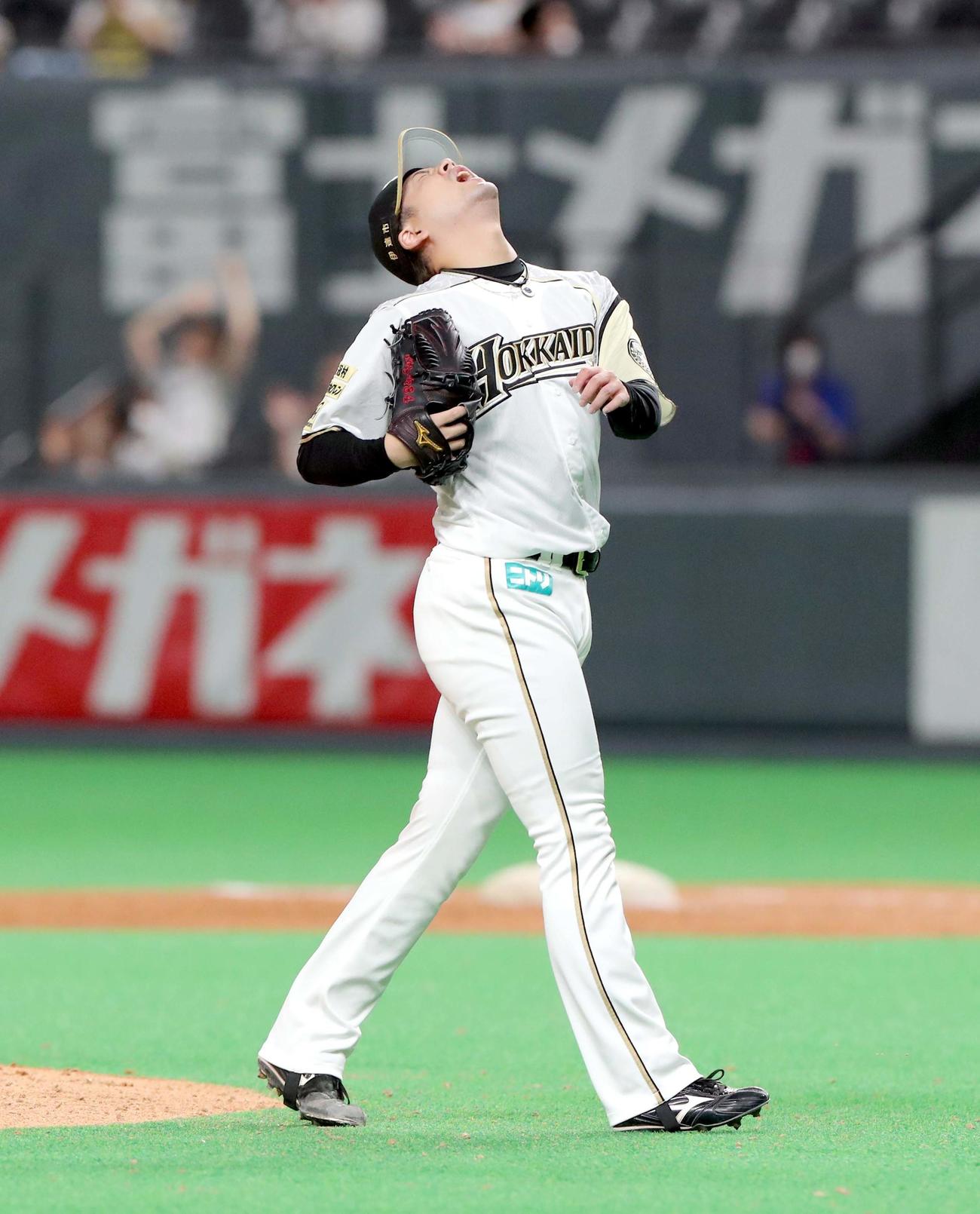 日本ハム対西武　9回表西武2死満塁、スパンジェンバーグを三振にとり天を仰ぐ日本ハム堀（撮影・佐藤翔太）