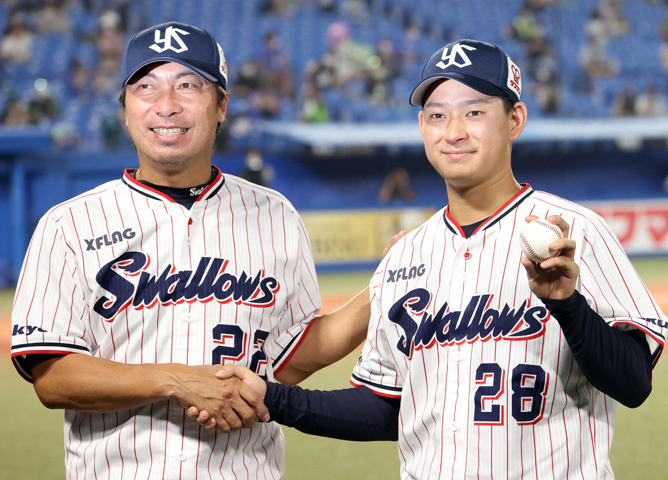 ヤクルト対DeNA　プロ初勝利で高津監督（左）と記念撮影する吉田喜（撮影・狩俣裕三）