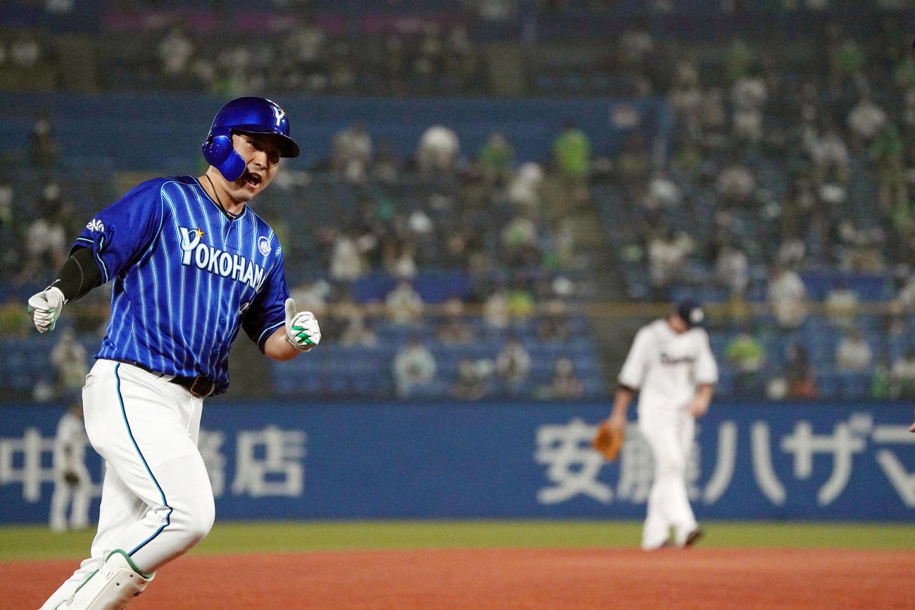 ヤクルト対DeNA　5回表DeNA2死二塁、2点本塁打を放ち、ベンチに向かってほえる佐野（撮影・狩俣裕三）