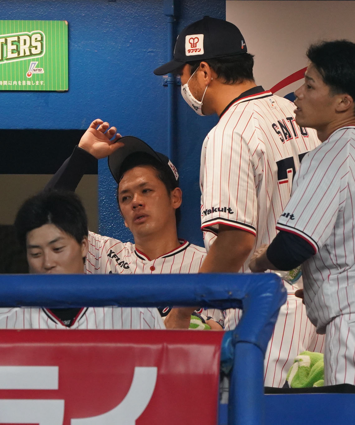 ヤクルト対DeNA　5回表を終え、斎藤隆コーチ（右）と話をする小川（撮影・狩俣裕三）