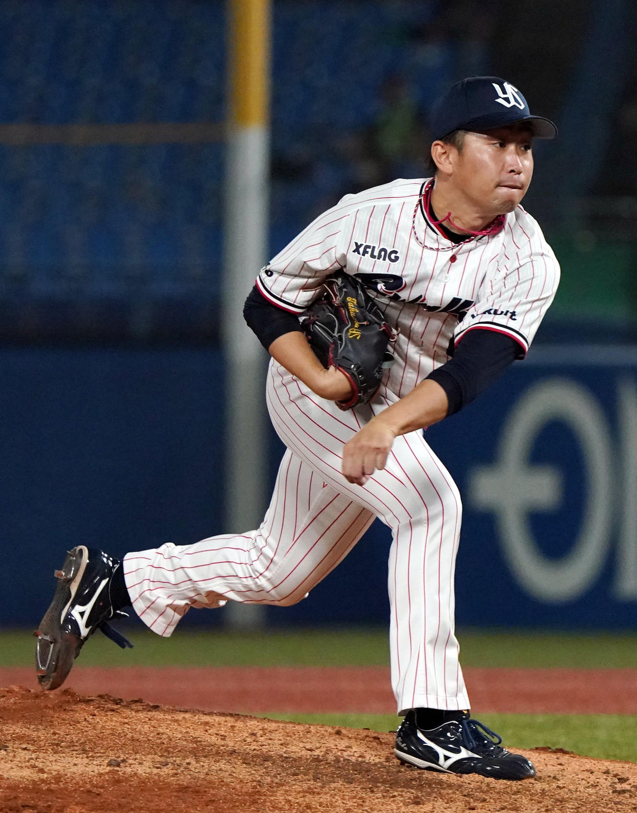 ヤクルト対DeNA　6回表から登板する久保（撮影・狩俣裕三）