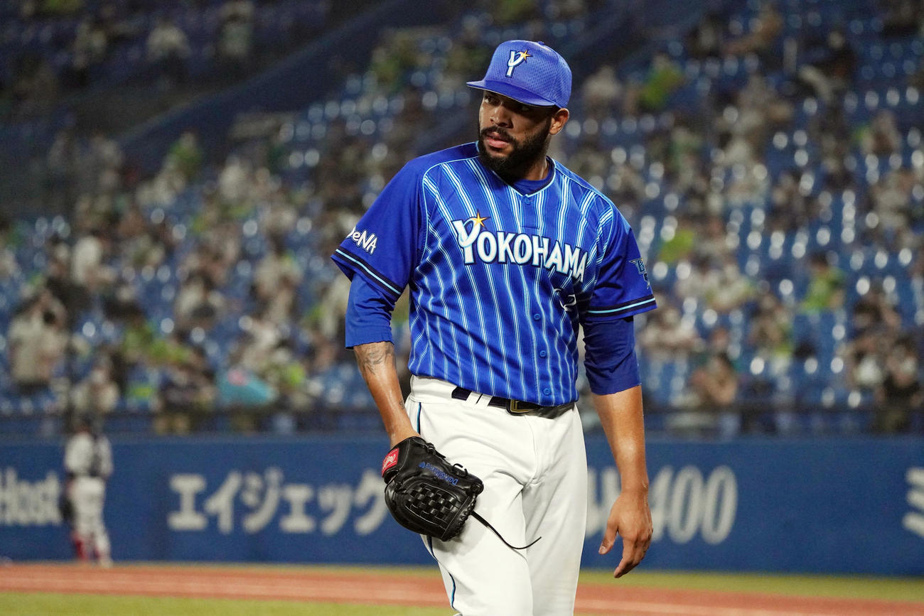 ヤクルト対DeNA　8回裏のピンチをしのぎ、静かにベンチに戻るエスコバー（撮影・狩俣裕三）