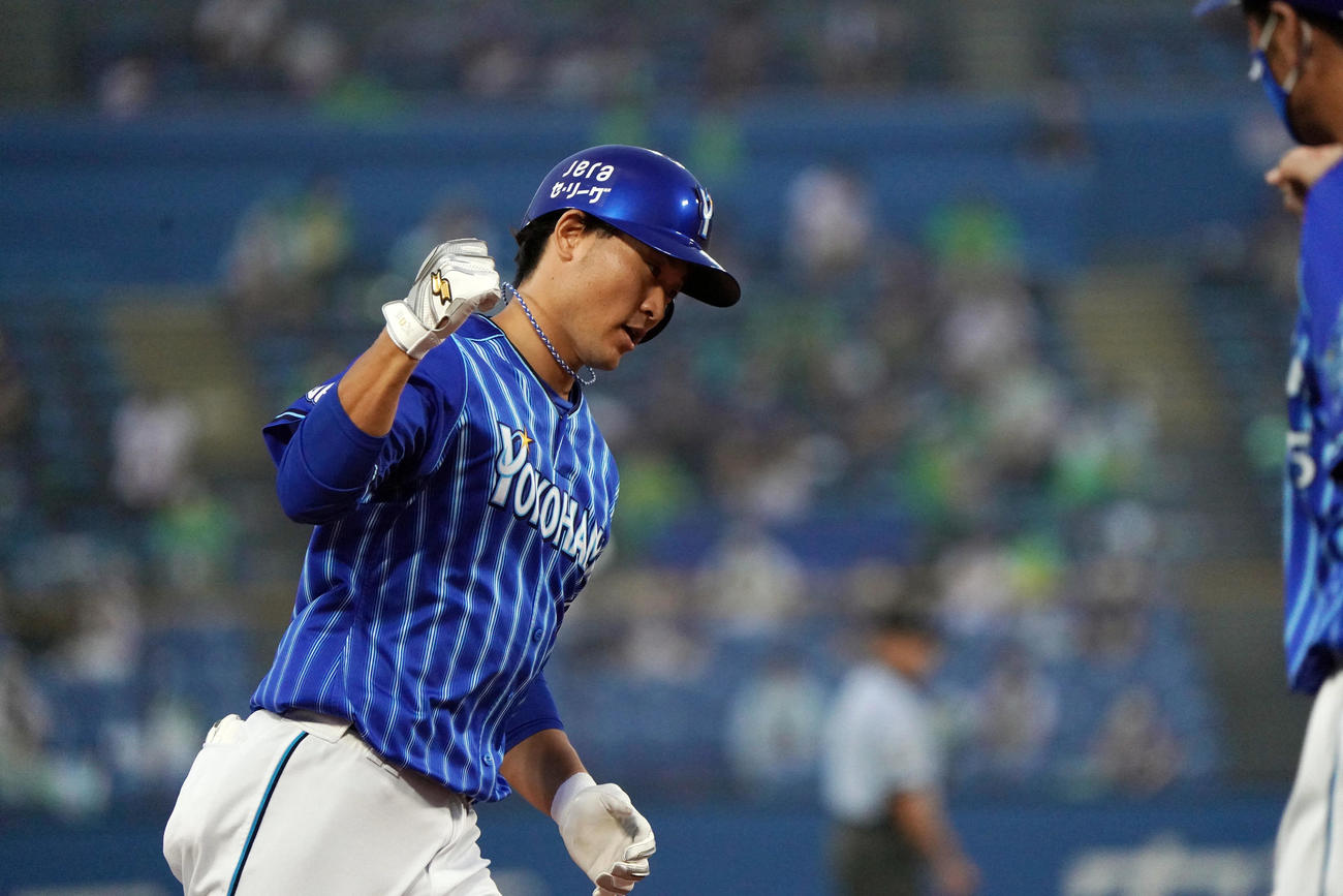 ヤクルト対DeNA　2回表DeNA2死、ソロ本塁打を放つ中井（撮影・狩俣裕三）