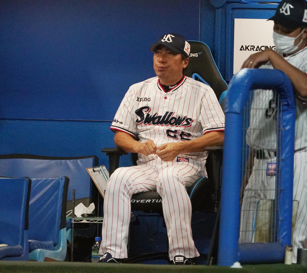 ヤクルト対DeNA　特別仕様の豪華な椅子に座る高津監督（撮影・狩俣裕三）