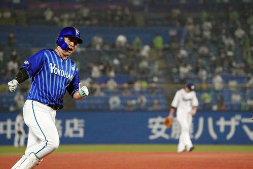 ヤクルト対DeNA　5回表DeNA2死二塁、2点本塁打を放ち、ベンチに向かってほえる佐野（撮影・狩俣裕三）