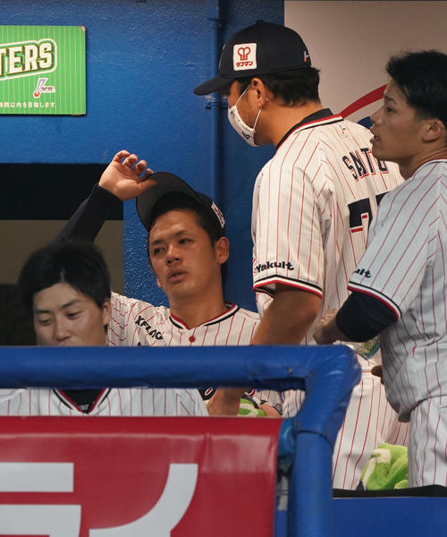 ヤクルト対DeNA　5回表を終え、斎藤隆コーチ（右）と話をする小川（撮影・狩俣裕三）