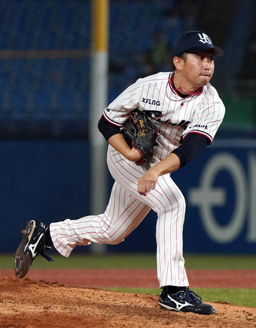 ヤクルト対DeNA　6回表から登板する久保（撮影・狩俣裕三）