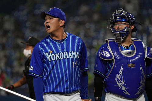 ヤクルト対DeNA　7回裏を抑え、チームメートに声をかける山崎（左）。右は戸柱（撮影・狩俣裕三）