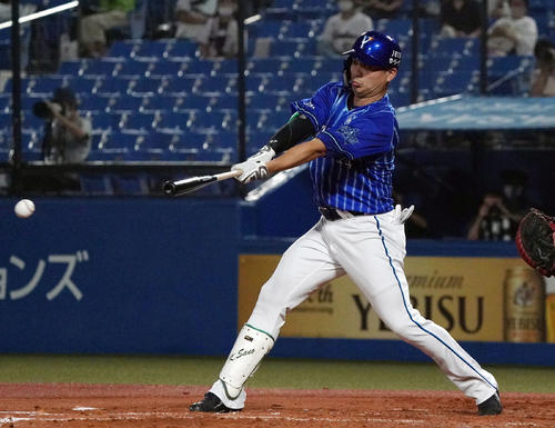 ヤクルト対DeNA　3回表DeNA2死一、二塁、適時打を放つ佐野（撮影・狩俣裕三）