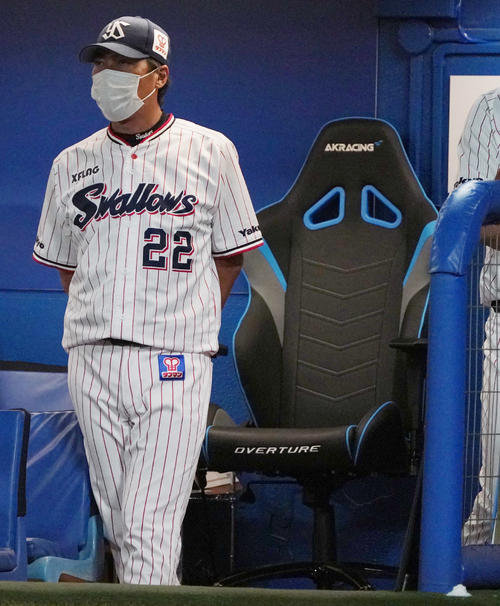 ヤクルト対DeNA　特別仕様の椅子から立ち上がり、戦況を見つめる高津監督（撮影・狩俣裕三）