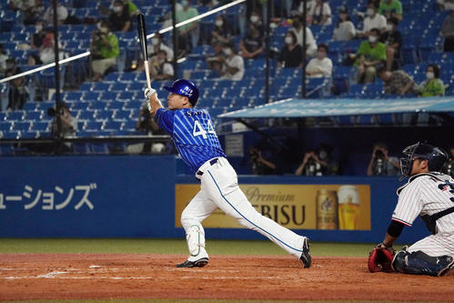ヤクルト対DeNA　5回表DeNA2死二塁、2点本塁打を放つ佐野（撮影・狩俣裕三）