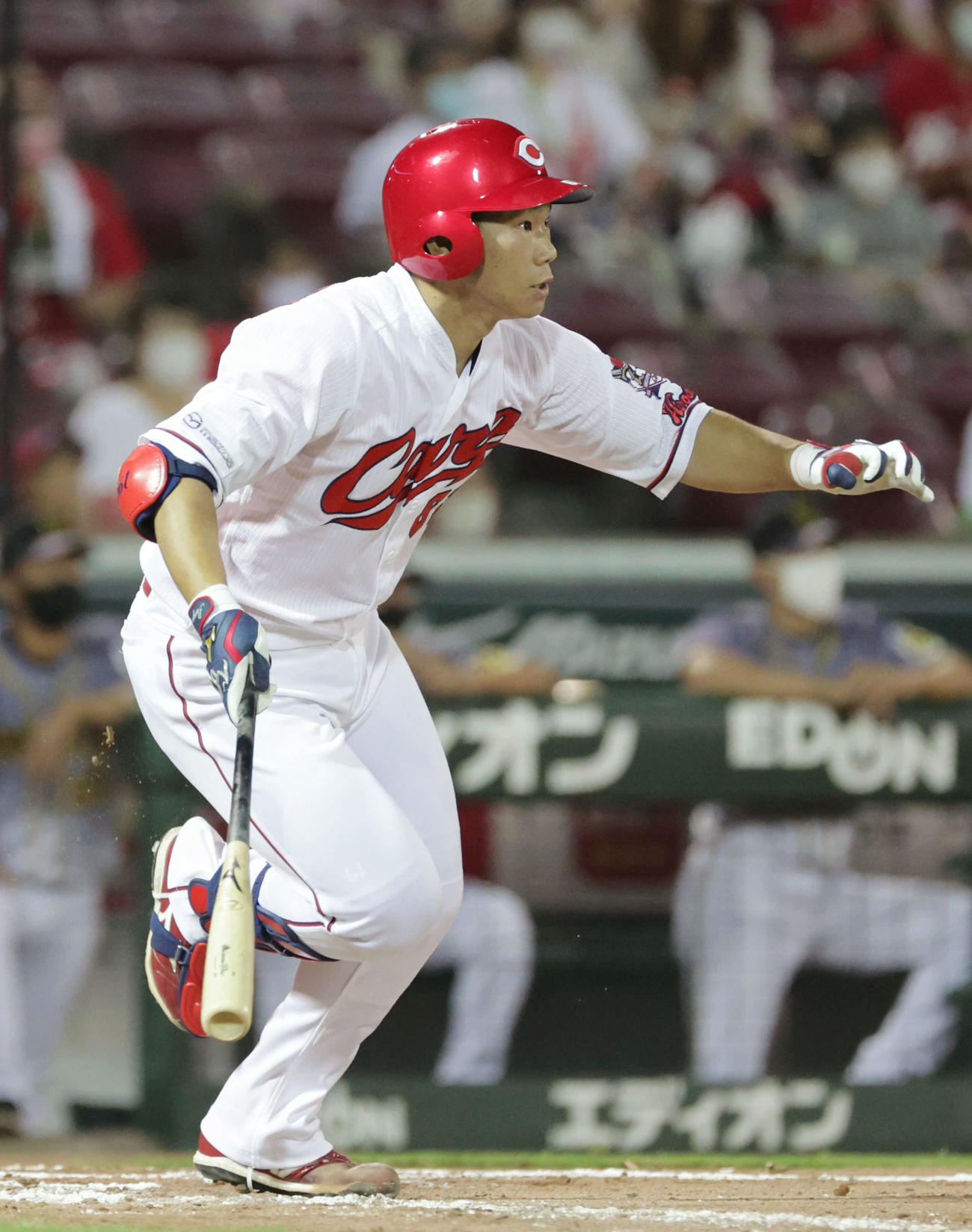 プロ野球広島対阪神7回戦　7回裏広島1死二塁、代打の坂倉は勝ち越し中前適時打を放つ（撮影・加藤孝規）