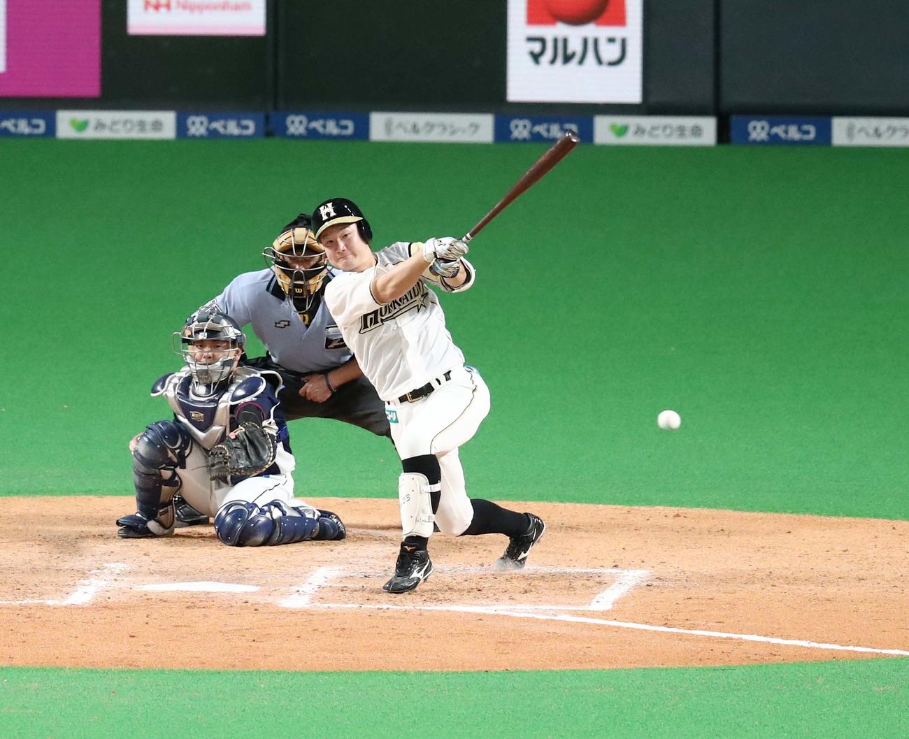 日本ハム対西武　7回裏日本ハム2死満塁、左前2点適時打を放つ渡辺（撮影・黒川智章）