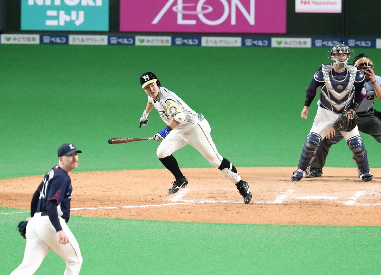 日本ハム対西武　7回裏日本ハム2死満塁、左前2点適時打を放つ渡辺（撮影・黒川智章）