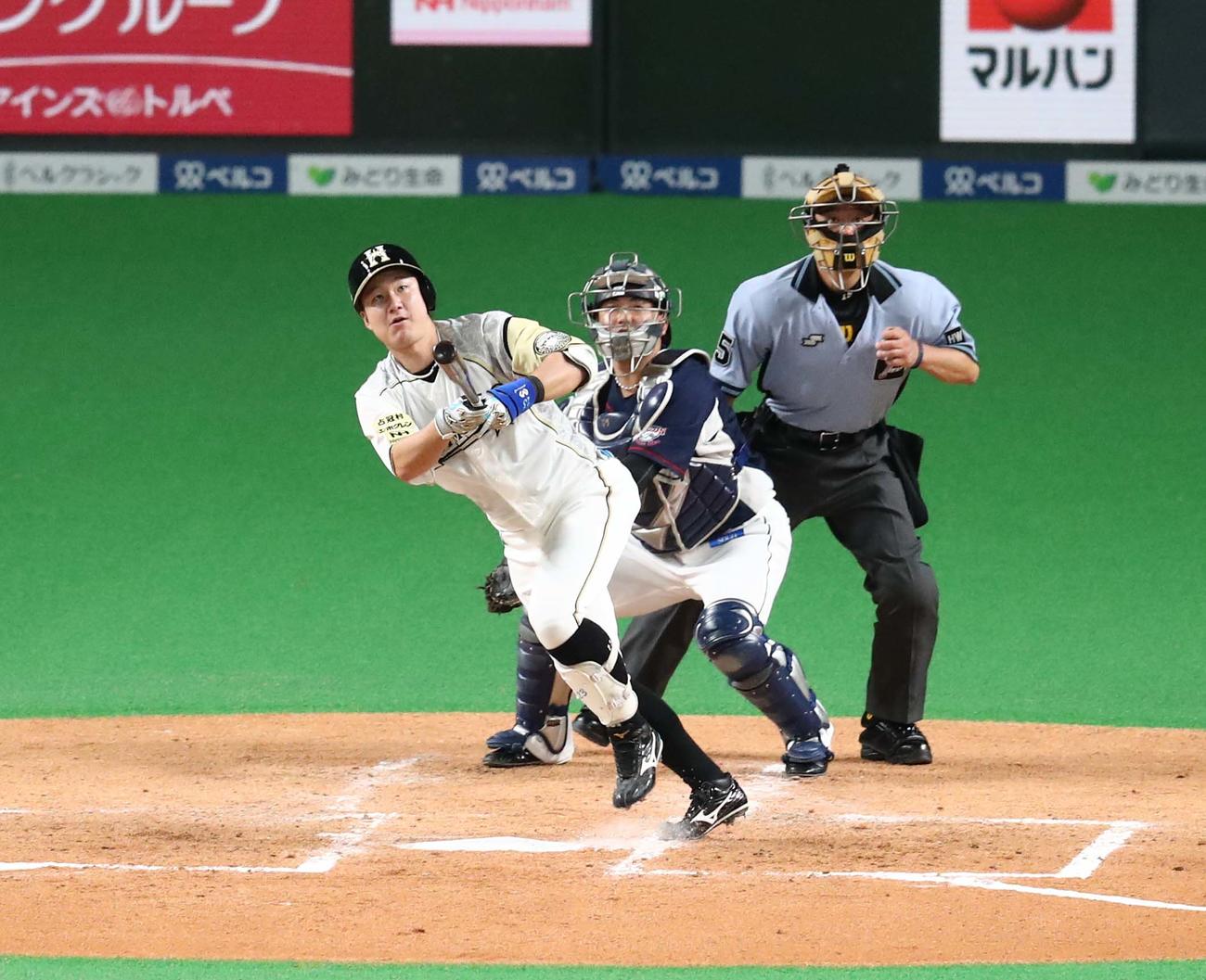 日本ハム対西武　2回裏日本ハム無死一塁、左越え2点本塁を放つ渡辺（撮影・黒川智章）