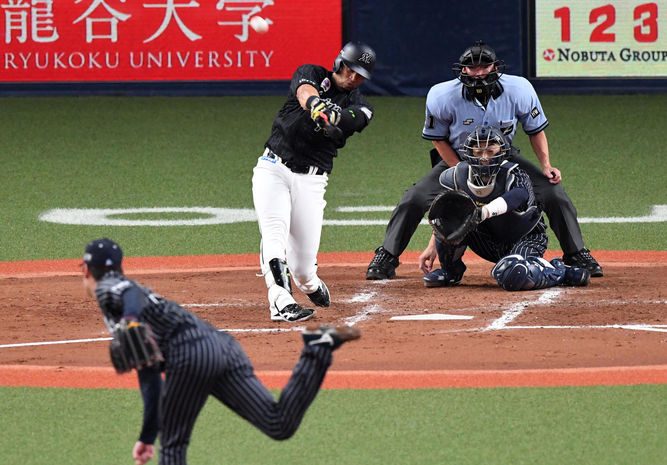 オリックス対ロッテ　3回表ロッテ2死一塁、マーティンは右越え2点本塁打を放つ。投手Kー鈴木（撮影・前岡正明）