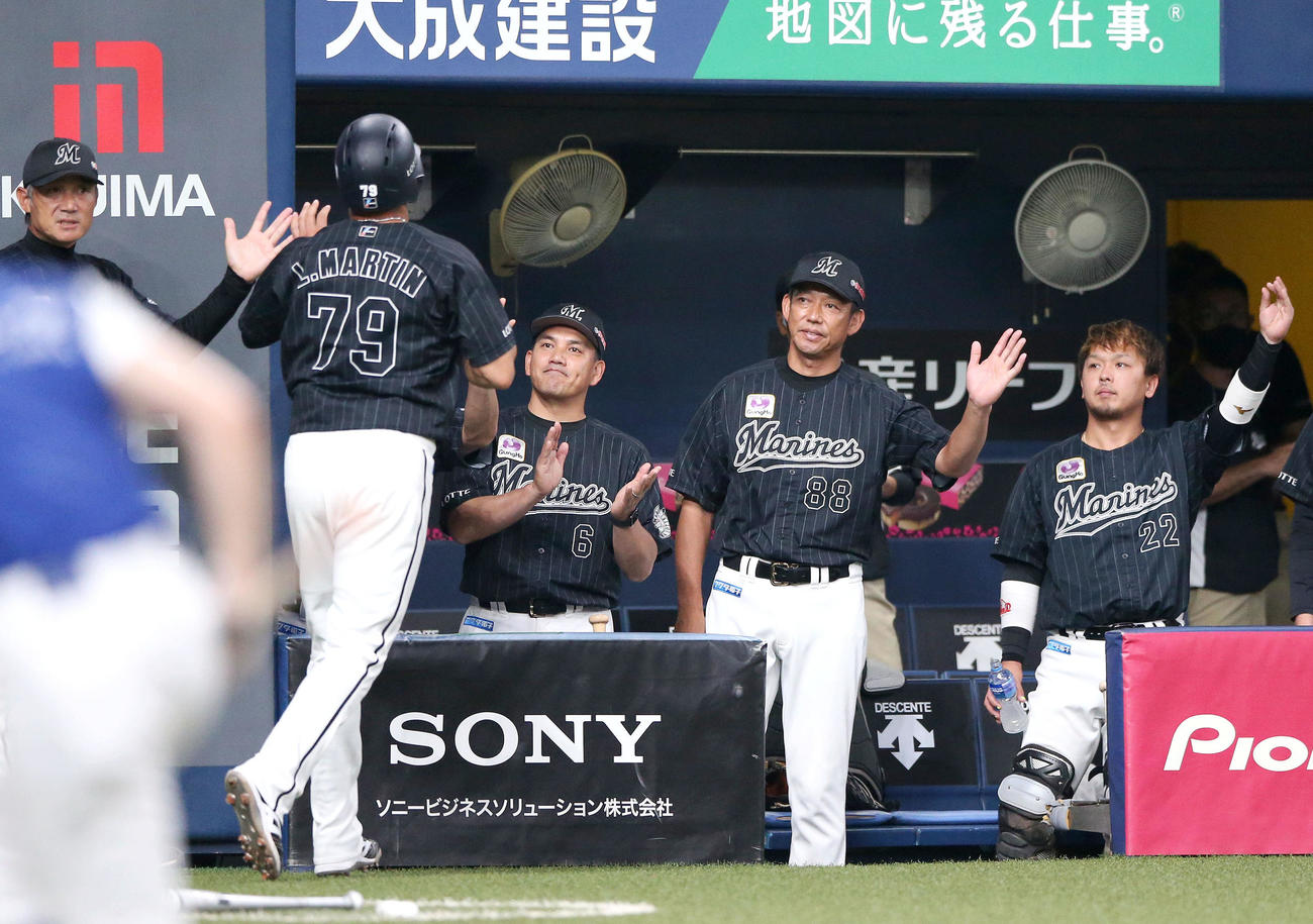 オリックス対ロッテ　4回表ロッテ1死一、二塁、井口監督（左から3人目）は井上の右前適時打で生還のマーティン（手前）を出迎える（撮影・上山淳一）