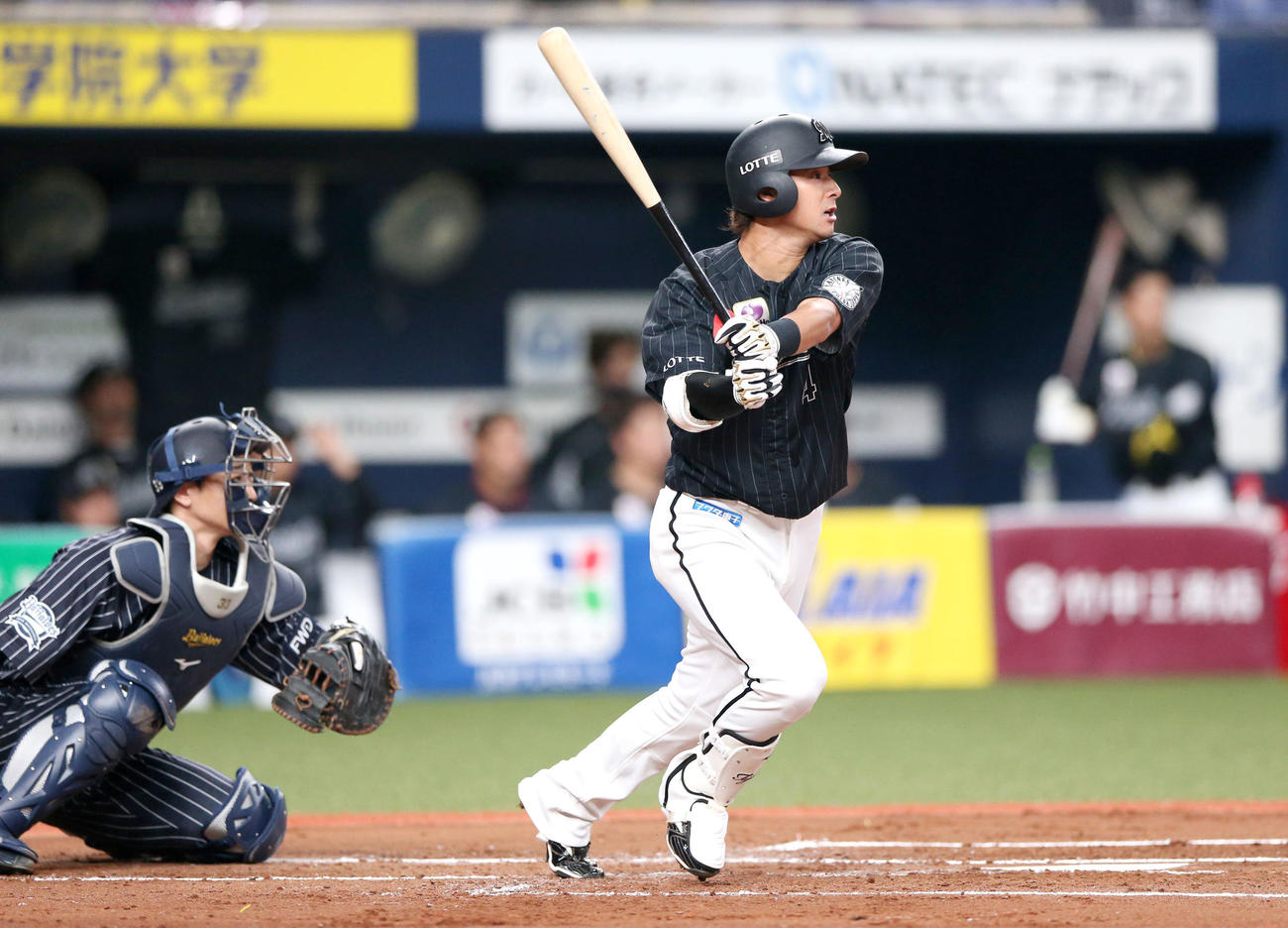 オリックス対ロッテ2回表ロッテ1死一塁、藤岡は先制の右中間適時三塁打を放つ（撮影・上山淳一）