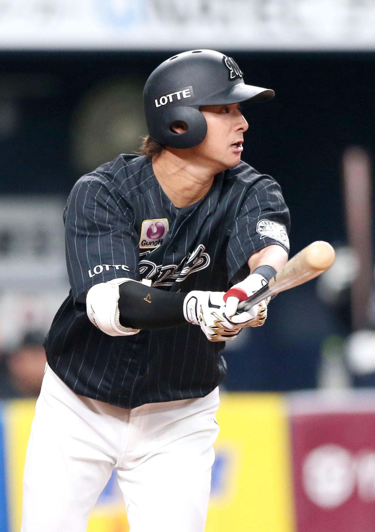 オリックス対ロッテ2回表ロッテ1死一塁、藤岡は先制の右中間適時三塁打を放つ（撮影・上山淳一）
