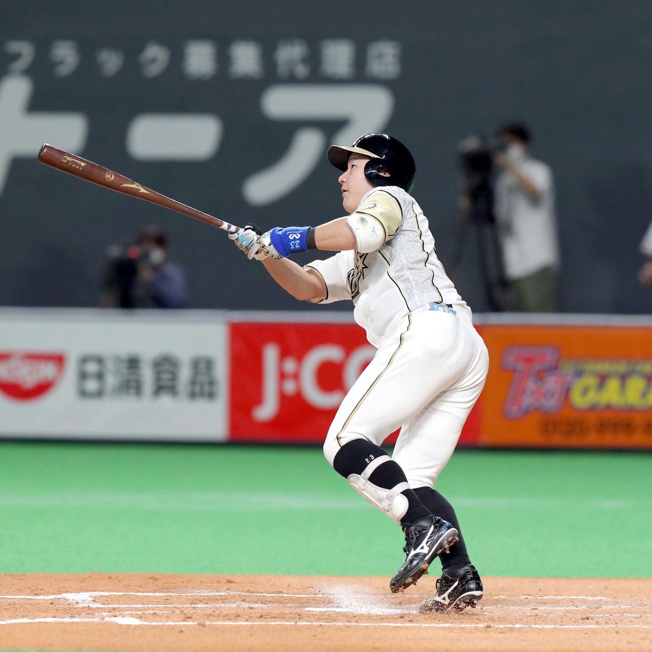 日本ハム対西武　2回裏日本ハム無死一塁、渡辺は逆転となる左越え2点本塁打を放つ（撮影・佐藤翔太）