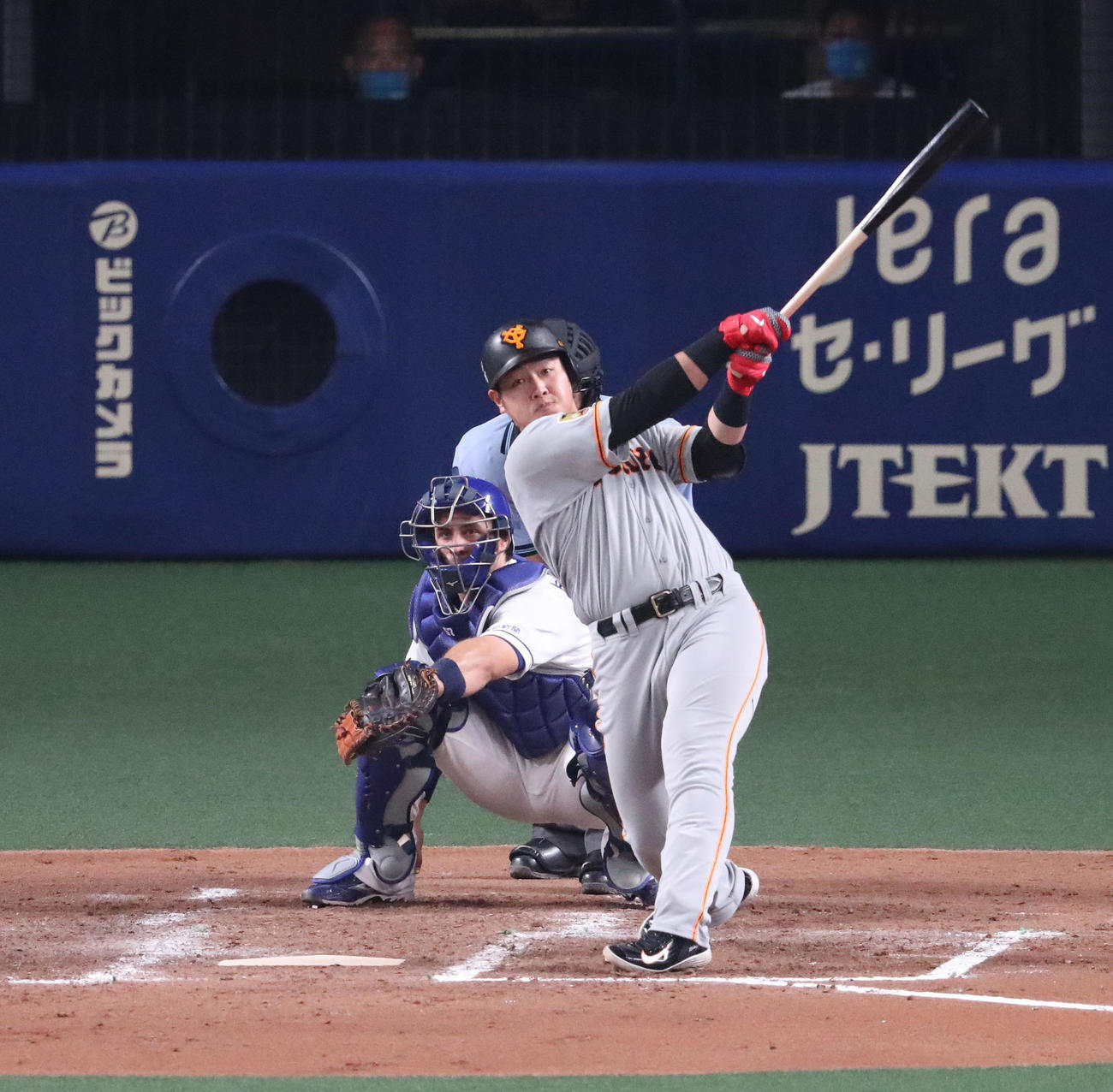 中日対巨人　4回表巨人1死、先制中越え本塁打を放つ岡本和真（撮影・白石智彦）