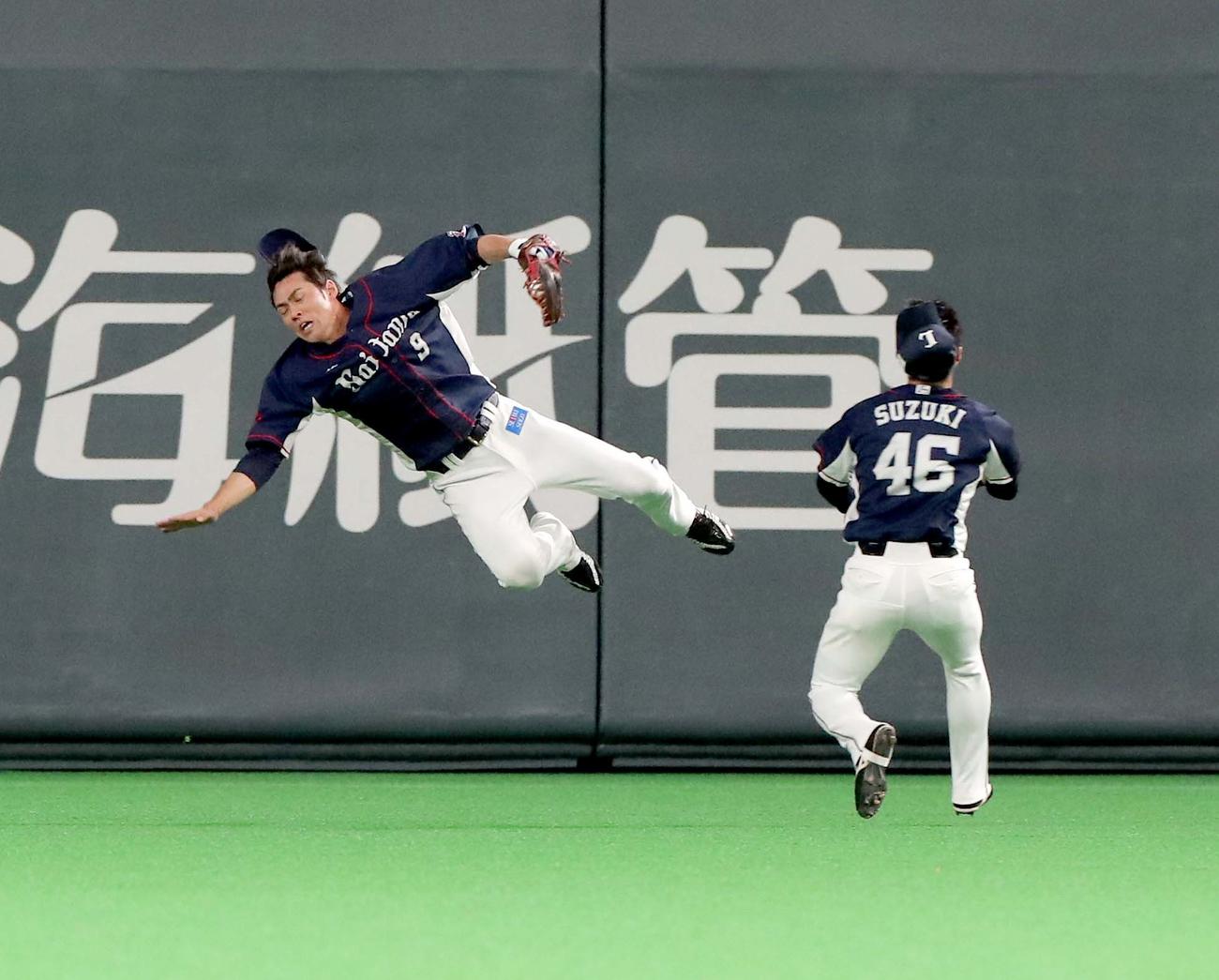 日本ハム対西武　2回裏日本ハム1死、石井一成の打球を捕球後、西武鈴木と交錯する木村（左）（撮影・佐藤翔太）