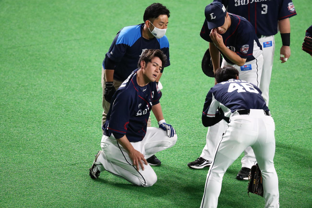 日本ハム対西武　2回裏日本ハム1死、石井の打球を追って鈴木と激突した木村（撮影・黒川智章）