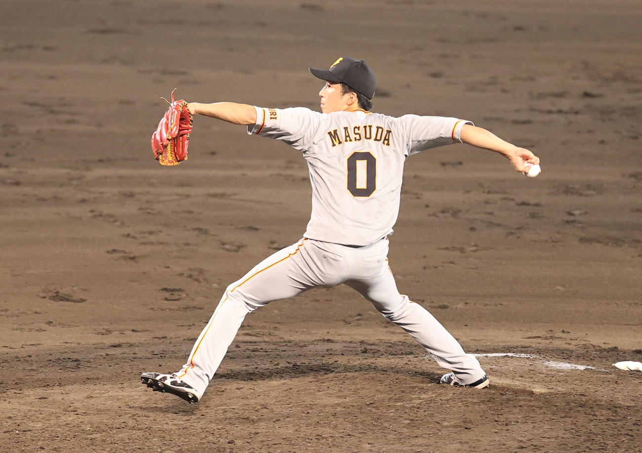6日、阪神戦の8回途中に巨人6番手で登板し無失点に抑えた増田大（撮影・河野匠）