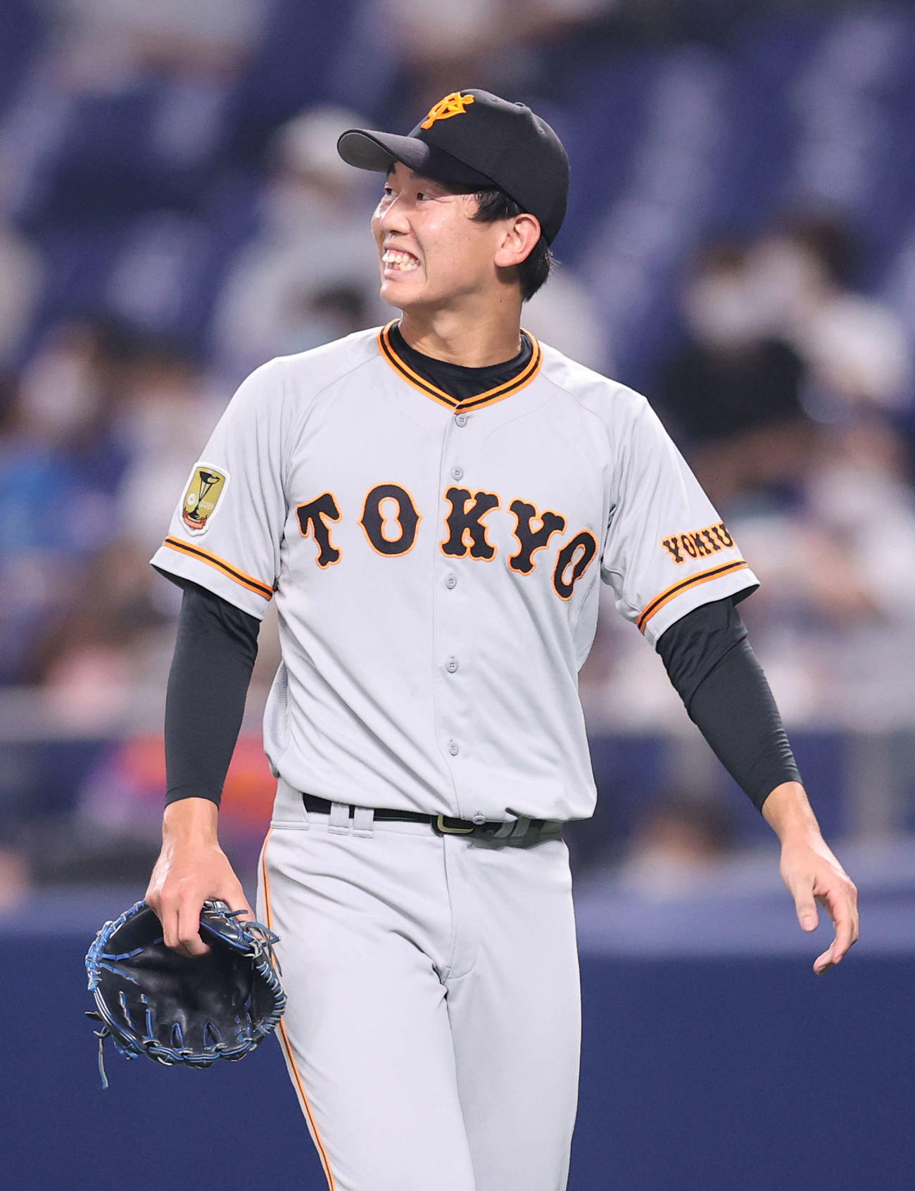 中日対巨人　7回裏を終え、逆転を許した畠はスコアボードを見つめながら悔しがる（撮影・河野匠）