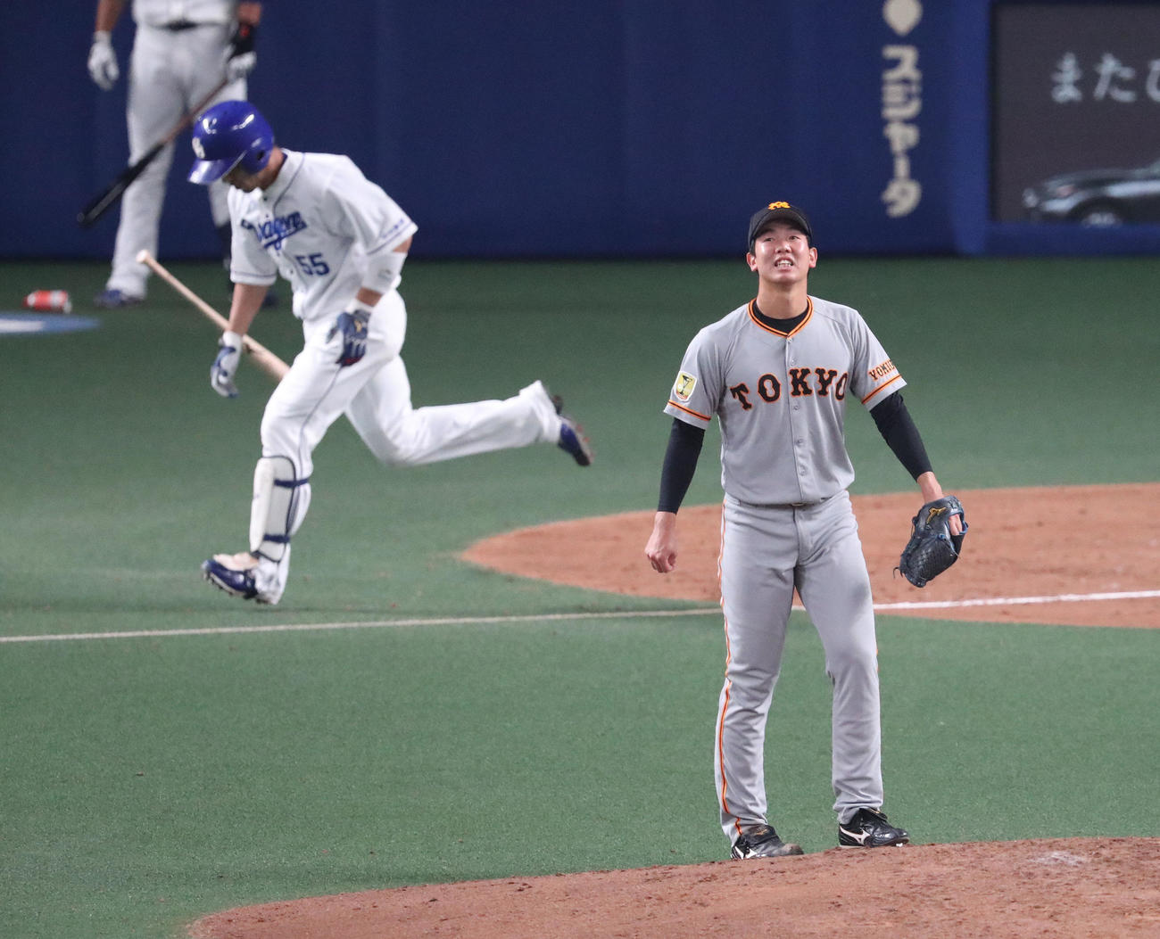 中日対巨人　7回裏中日1死一、三塁、福田に逆転左越え3点本塁打を浴びる畠（撮影・白石智彦）