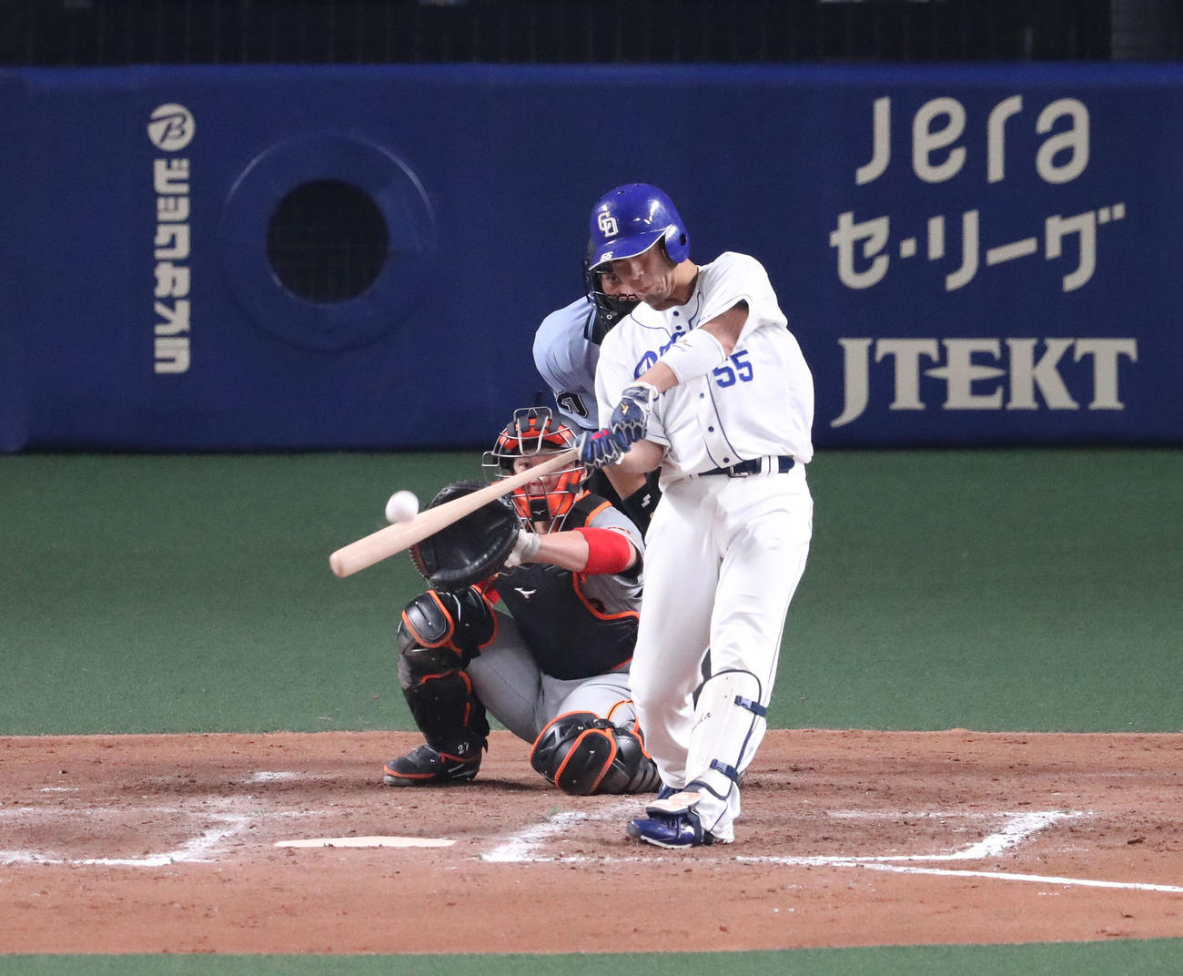 中日対巨人　7回裏中日1死一、三塁、逆転左越え3点本塁打を放つ福田（撮影・白石智彦）